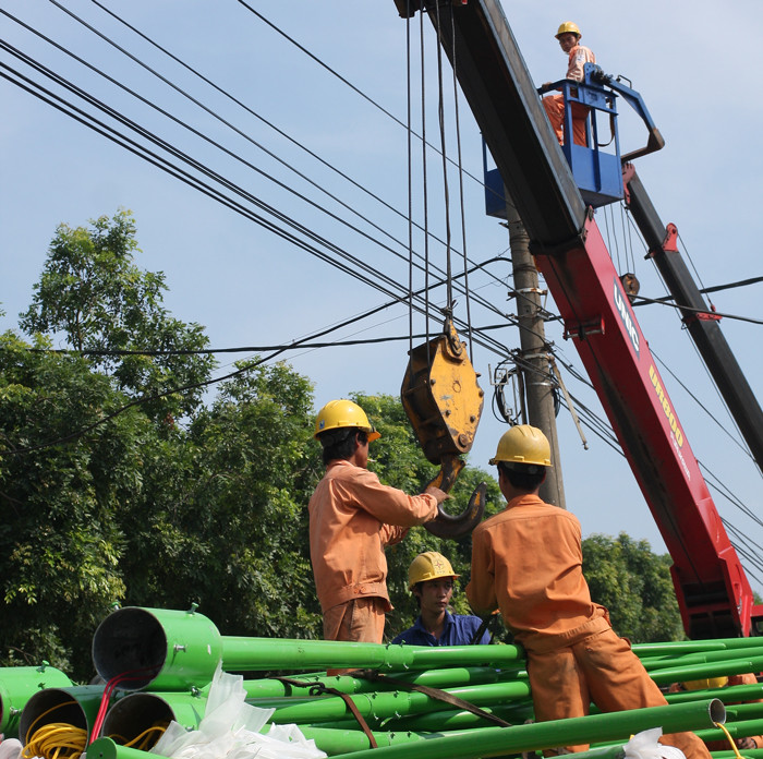 Nhà thầu kiến nghị cho rằng HSYC của gói thầu xây lắp hệ thống điện chiếu sáng tạo lợi thế cho một nhà thầu nào đó. Ảnh minh họa