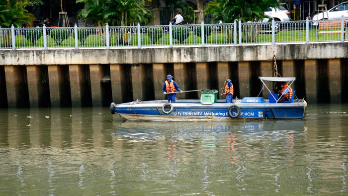 Trong 54 dự án được TP.HCM ưu tiên thực hiện thì các dự án thu gom, xử lý nước thải sinh hoạt đô thị và nạo vét kênh rạch chiếm phần lớn, với tổng trị giá gần 51.300 tỷ đồng. Ảnh: Tiên Giang