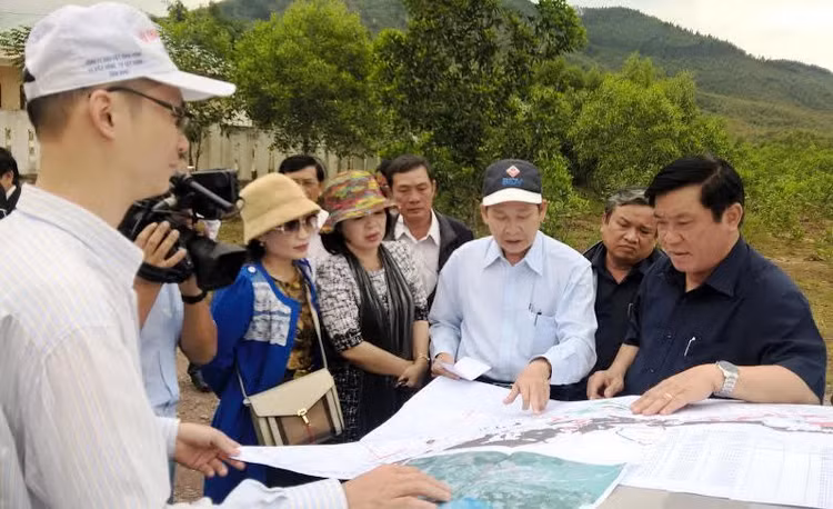 Bí thư Tỉnh ủy Bình Định - ông Nguyễn Thanh Tùng (người mặt áo đen bên phải) - kiểm tra công tác giải phóng mặt bằng nhằm đẩy nhanh tiến độ triển khai Dự án VSIP Bình Định.