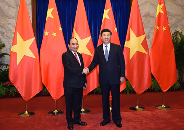 Chủ tịch Trung Quốc Tập Cận Bình đón Thủ tướng Nguyễn Xuân Phúc tại Đại lễ đường nhân dân Bắc Kinh.