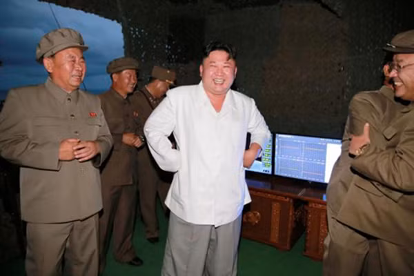 Hình ảnh lãnh đạo Triều Tiên Kim Jong Un trong vụ phóng thử tên lửa từ tàu ngầm được hãng KCNA công bố tháng 8. Ảnh: KCNA.