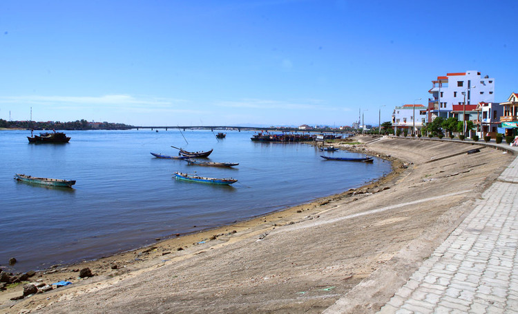 Gói thầu Xây lắp + hạng mục chung thuộc Dự án Xây dựng củng cố đê, kè chống sạt lở cửa sông Nhật Lệ, thành phố Đồng Hới, tỉnh Quảng Bình, chỉ giảm giá 0,14% qua đấu thầu. Ảnh minh họa: Lê Tiên