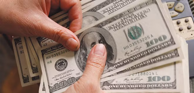 Từ trước tới nay, các đại lý đổi ngoại tệ không được phép bán ngoại tệ cho khách hàng