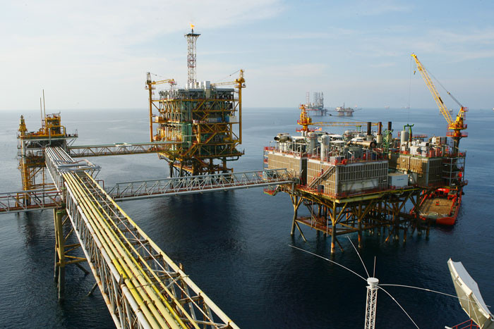 Giá dầu giảm là một trong những nguyên nhân khiến tốc độ tăng trưởng GDP giảm sút. Ảnh: Huyền Trang 