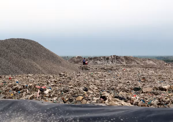 Khu chôn lấp rác và chứa nước thải của bãi rác Đa Phước phát sinh mùi hôi. Ảnh: Hữu Nguyên