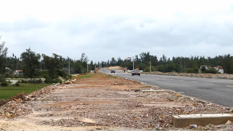 Dự án Đường ven biển (ĐT.639), đoạn Cát Tiến đến Đề Gi (Bình Định) có 6 gói thầu xây dựng nền mặt đường, công trình thoát nước và cây xanh, điện chiếu sáng. Ảnh minh họa: Chấn Sơn