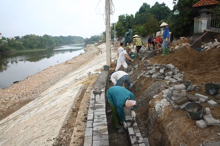 Thời gian thực hiện Gói thầu Điện chiếu sáng công trình kè chống sạt lở suối Hội Phú, thành phố Pleiku chỉ có 15 ngày. Ảnh minh họa: Nhã Chi