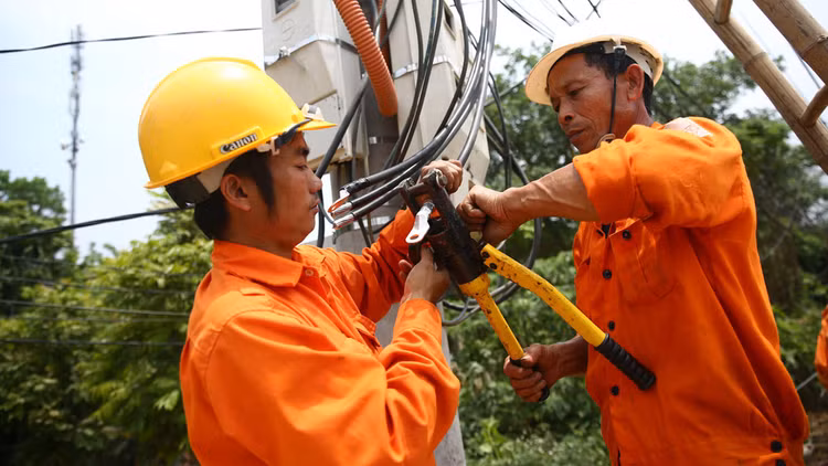 Giá điện sắp tăng 8,36% so với giá điện bình quân hiện hành. Ảnh: Nhã Chi