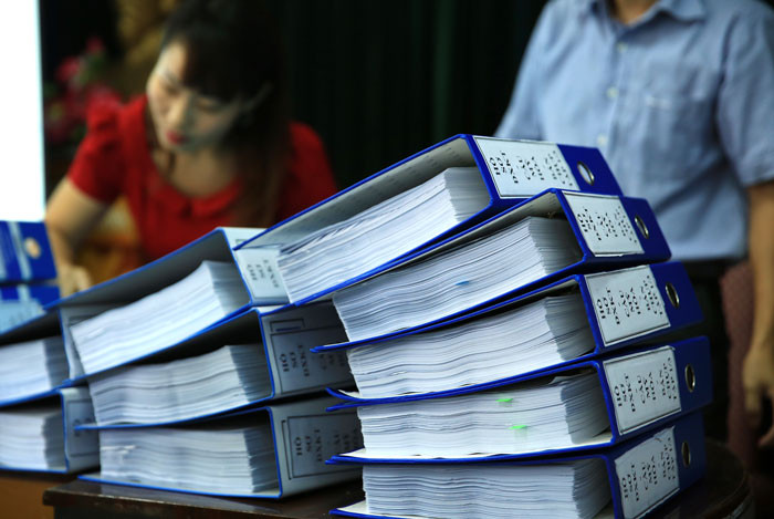 Việc không công khai số điện thoại gây khó khăn cho nhà thầu trong việc mua hồ sơ mời thầu. Ảnh: Lê Tiên