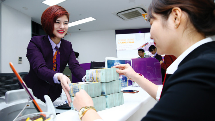 Lãi suất tiền gửi của các ngân hàng thương mại, đặc biệt là lãi suất của các kỳ hạn dài, đã tăng lên đáng kể. Ảnh: Nhã Chi