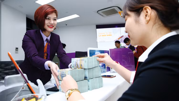 Lãi suất tiền gửi của các ngân hàng thương mại, đặc biệt là lãi suất của các kỳ hạn dài, đã tăng lên đáng kể. Ảnh: Nhã Chi