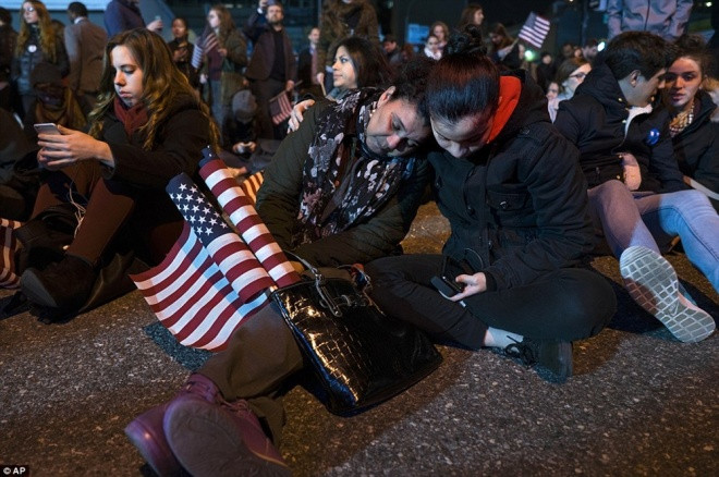 Clinton thất cử, người ủng hộ ôm nhau khóc