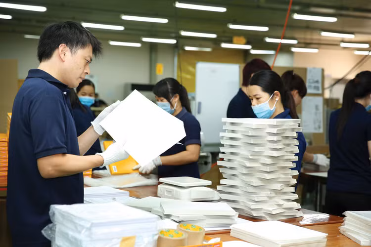 Theo các doanh nghiệp, việc tăng lương tối thiểu sẽ đẩy chi phí sản xuất lên cao, ảnh hưởng đến năng lực cạnh tranh của doanh nghiệp. Ảnh: Lê Tiên