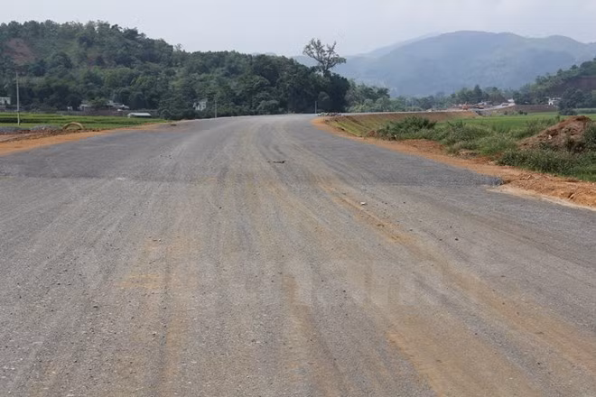 Dự án đầu tư xây dựng đường Hòa Lạc-Hòa Bình sẽ được thông xe toàn tuyến vào cuối năm 2016. (Ảnh: Việt Hùng/Vietnam+)