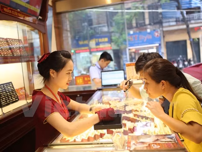 Giao dịch vàng tại Bảo Tín Minh Châu. (Ảnh: Minh Sơn/Vietnam+) 