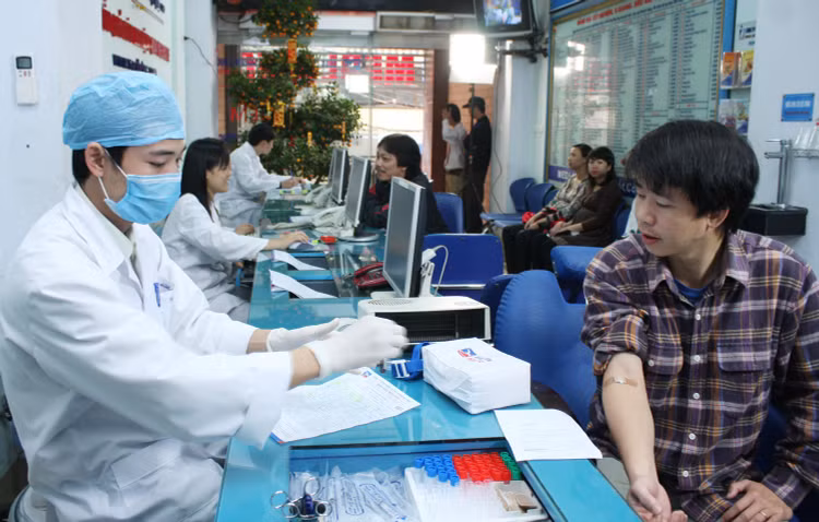 Giá dịch vụ y tế tăng, một số mặt hàng tiêu dùng thiết yếu bị đẩy giá có thể gây áp lực lên mục tiêu kiềm chế lạm phát. Ảnh: Lê Tiên