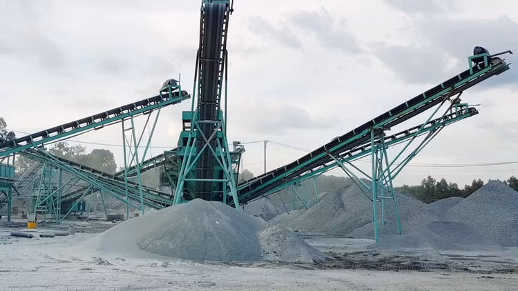 Nhà thầu phải bỏ cuộc vì không ký được hợp đồng nguyên tắc với đơn vị cung cấp đá dăm, đất cấp phối có giấy phép khai thác trong địa bàn huyện Núi Thành. Ảnh minh họa: Lan Anh