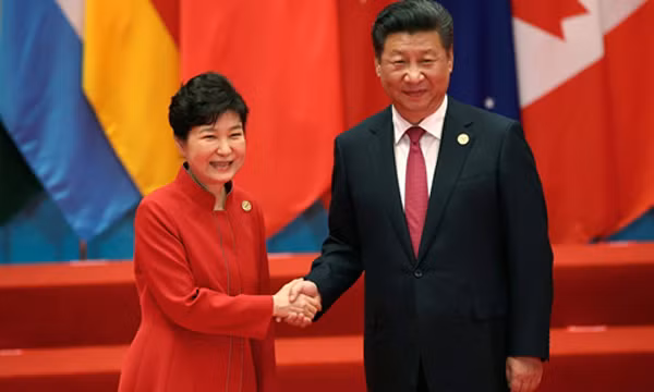 Tổng thống Hàn Quốc Park Geun-hye (trái) bắt tay Chủ tịch Trung Quốc Tập Cận Bình tại hội nghị thượng đỉnh G20 ở Hàng Châu, Trung Quốc, ngày 4/9. Ảnh:Reuters.