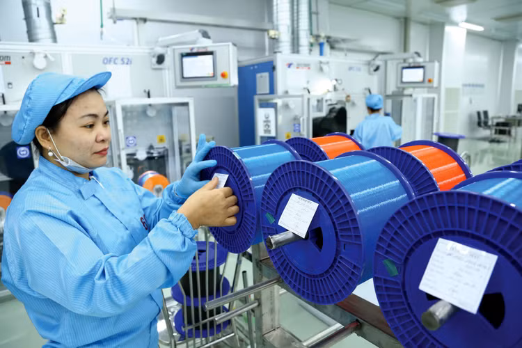 Doanh nghiệp Việt phải nâng cao năng suất lao động dựa trên nền tảng đổi mới sáng tạo, khoa học công nghệ để không ngừng lớn mạnh. Ảnh: Lê Tiên