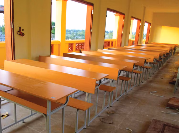 Gói thầu Mua doanh cụ do Công an tỉnh Trà Vinh mời thầu, có giá trên dưới 1 tỷ đồng, trong đó bàn làm việc, ghế làm việc, giường ngủ đều bằng chất liệu gỗ. Ảnh: Hoài Tâm