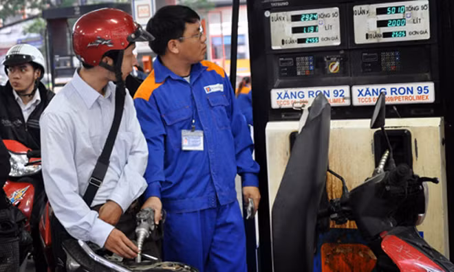 Cơ quan quản lý hiện "bó tay" với khoản lãi nhà buôn xăng dầu được hưởng nhờ lỗ hổng chính sách.