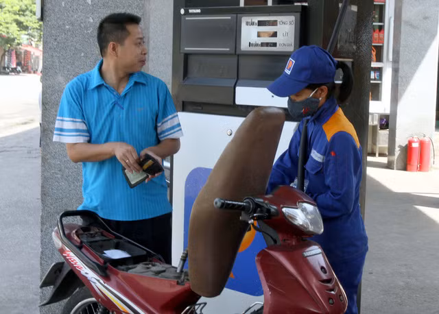 Sau nhiều lần giảm liên tiếp, hôm nay, giá xăng đã bật tăng