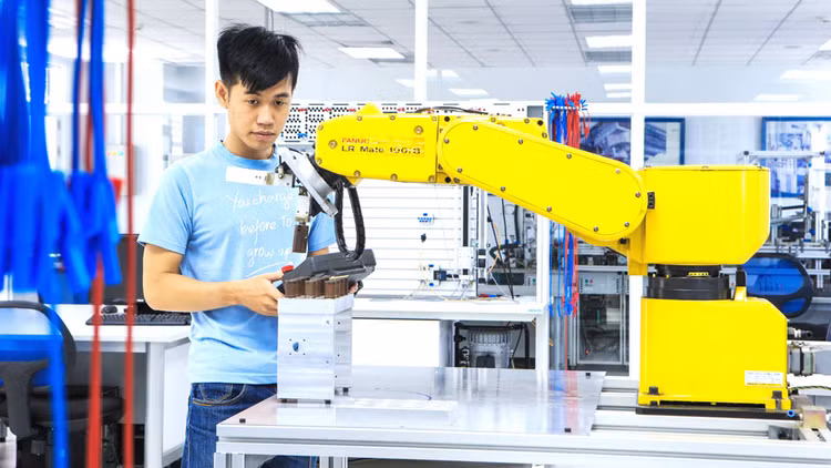 Lực lượng lao động lớn với hàng chục triệu người ở độ tuổi trẻ trung và có năng lực là một nguồn lực vô cùng quý báu cho sự phát triển đất nước. Ảnh: Minh Khuê