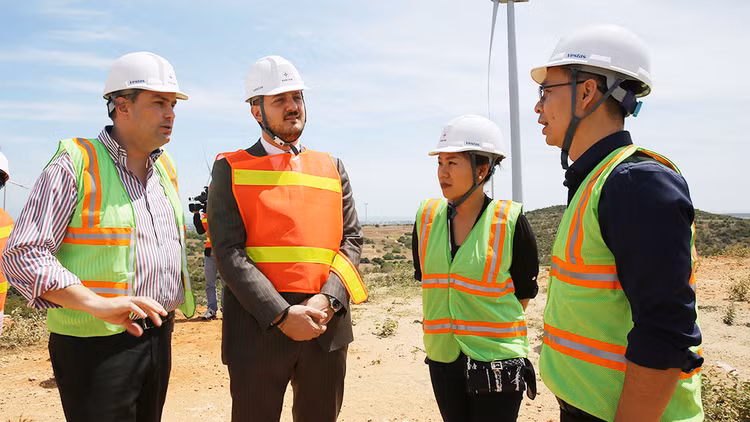 Các nhà thầu xây dựng muốn gia tăng khả năng cạnh tranh thì cần tự nâng cao trình độ của cán bộ kỹ thuật và công nhân. Ảnh: Lê Tiên