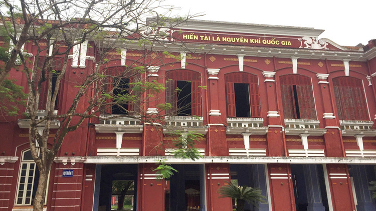 Câu nói nổi tiếng của đại học sĩ Thân Nhân Trung “Hiền tài là nguyên khí của quốc gia” được đặt trang trọng ở vị trí trung tâm và cao nhất của Trường Quốc học Huế. Ảnh: Phan Tấn Hùng