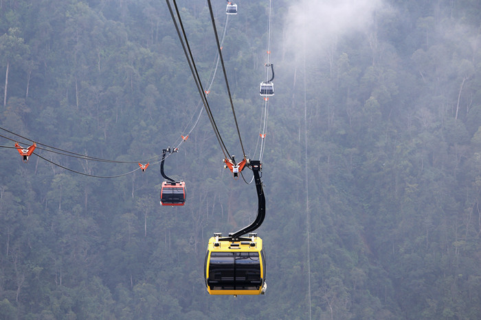 Chinh phục “nóc nhà Đông Dương” chỉ với 15 phút.