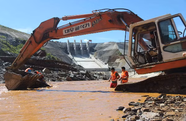 Lực lượng cứu hộ tìm kiếm thi thể công nhân mất tích trong sự cố thuỷ điện Sông Bung 2. Ảnh: Sơn Thuỷ