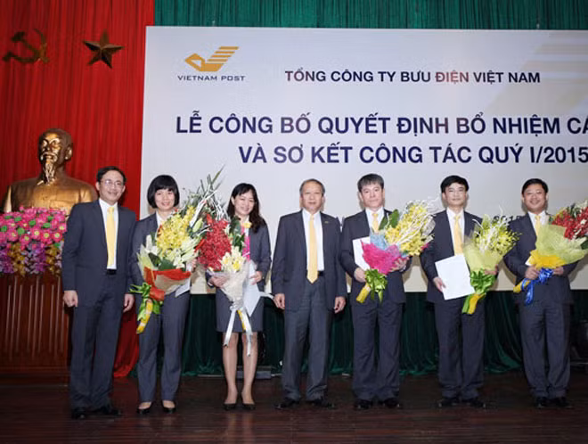 Phó Tổng giám đốc VietnamPost, tân Chủ tịch Hội đồng quản trị PTI Nguyễn Minh Đức (thứ hai từ phải sang) tại lễ công bố quyết định bổ nhiệm cán bộ và sơ kết công tác quý I/2015