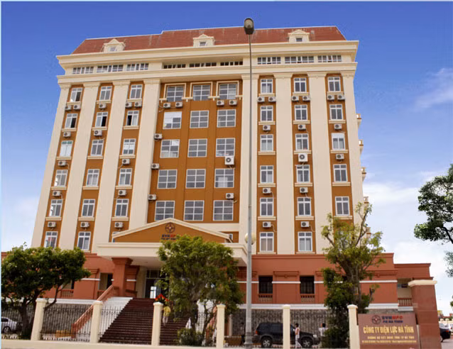 Theo thông báo mời thầu đăng tải trên Báo Đấu thầu, Công ty Điện lực Hà Tĩnh sử dụng số điện thoại 0392 210 999