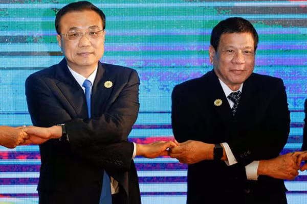 Thủ tướng Trung Quốc Lý Khắc Cường và Tổng thống Philippines Rodrigo Duterte chụp ảnh lưu niệm cùng các lãnh đạo tại hội nghị ASEAN+3 ở Vientiane, Lào, tháng trước. Ảnh: Reuters