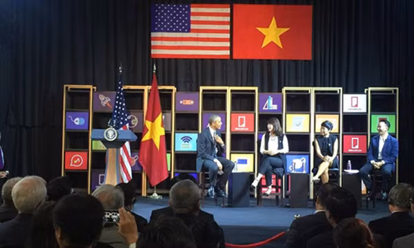 Tổng thống Obama trực tiếp trao đổi với ba doanh nhân trẻ tại Dreamplex chuyến thăm Việt Nam mới đây.