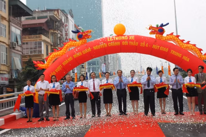 Thứ trưởng Nguyễn Hồng Trường, Chủ tịch Công đoàn GTVT VN Đỗ Nga Việt cùng các đại biểu tham gia cắt băng tại lễ thông xe cầu vượt Hoàng Minh Giám - Nguyễn Chánh