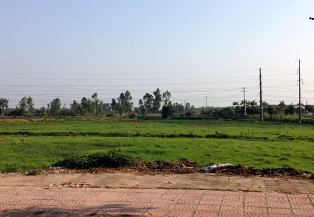 Nhiều dự án đất nền phía Tây chậm tiến độ. (Ảnh: D.Anh)