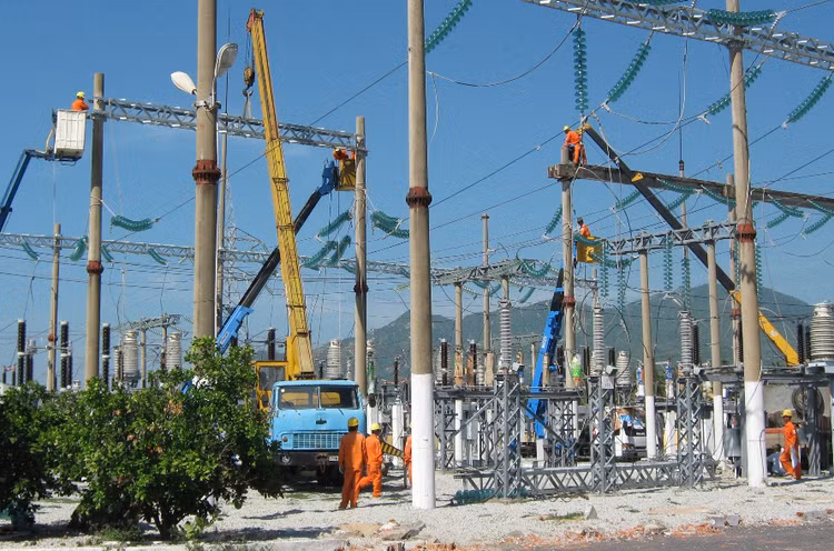 Cạnh tranh gay gắt giữa các nhà thầu xây lắp ngành điện khiến VNECO buộc phải chào thầu giá thấp để trúng thầu. Ảnh: Hải Anh