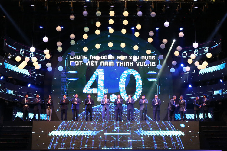 Thủ tướng Nguyễn Xuân Phúc cùng các đại biểu trong Lễ công bố Chương trình Kết nối mạng lưới đổi mới sáng tạo Việt Nam. Ảnh: Trương Gia