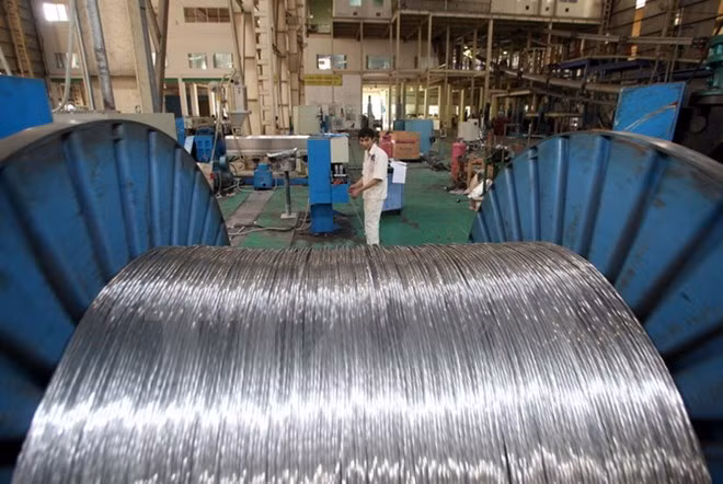 Sản xuất máy biến thế tại nhà máy sản xuất thiết bị điện HANAKA, Từ Sơn, Bắc Ninh. (Ảnh: Trần Việt/TTXVN)