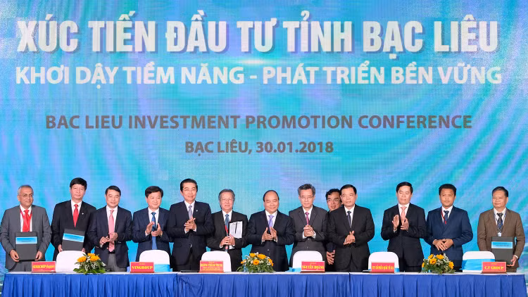 Thủ tướng Nguyễn Xuân Phúc chứng kiến lễ ký kết hợp tác giữa UBND tỉnh Bạc Liêu với các nhà đầu tư. Ảnh: Quang Hiếu