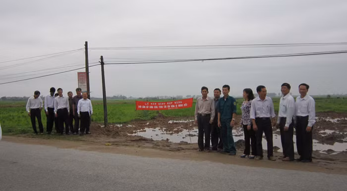 Lễ bàn giao mặt bằng xây dựng sân vận động xã Hoàng Diệu. Ảnh: do bên mời thầu cung cấp