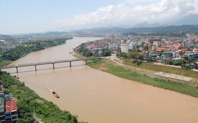 Dư luận và giới chuyên gia lo ngại về cảnh quan cũng như sự an toàn của đê điều, dòng chảy trên sông Hồng nếu dự án được triển khai.