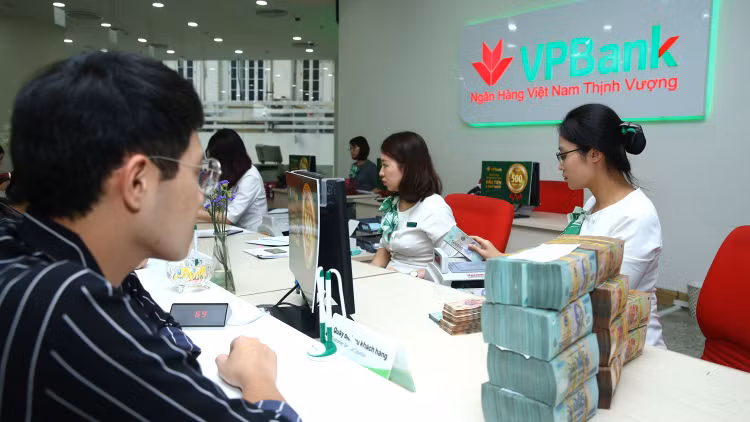 Các ngân hàng thương mại đã phát hành thành công hàng chục nghìn tỷ đồng trái phiếu kỳ hạn 3 - 5 năm với lãi suất cố định 6,3 - 7,7%/năm. Ảnh: Lê Tiên