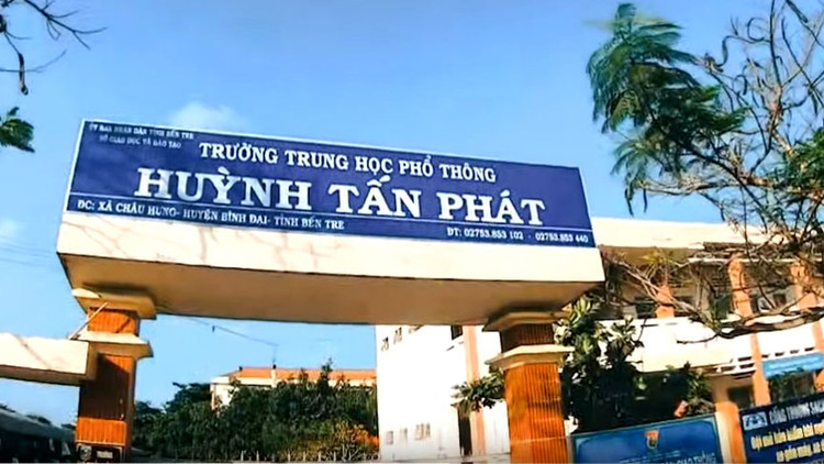 Gói thầu Thi công sửa chữa công trình Trường THPT Huỳnh Tấn Phát (huyện Bình Đại, tỉnh Bến Tre) từng bị “tố” có cài cắm tiêu chí trong HSYC để loại nhà thầu. Ảnh: Châu Hưng