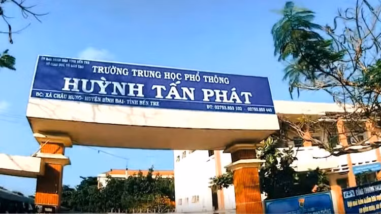 Gói thầu Thi công sửa chữa công trình Trường THPT Huỳnh Tấn Phát (huyện Bình Đại, tỉnh Bến Tre) từng bị “tố” có cài cắm tiêu chí trong HSYC để loại nhà thầu. Ảnh: Châu Hưng