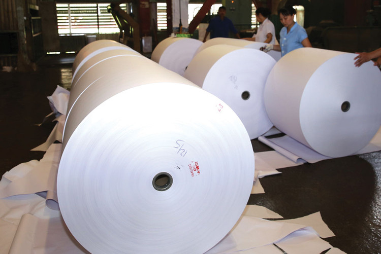 Lượng giấy bị các bị cáo trong vụ án lừa trị giá hơn 8,8 tỷ đồng. Ảnh: Hoài Tâm