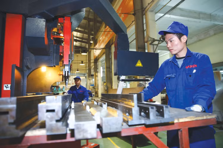 Đẩy mạnh công nghiệp hóa theo hướng hiện đại sẽ thu hút lao động dư thừa trong nông nghiệp, làm cho năng suất lao động tăng nhanh. Ảnh: Lê Tiên