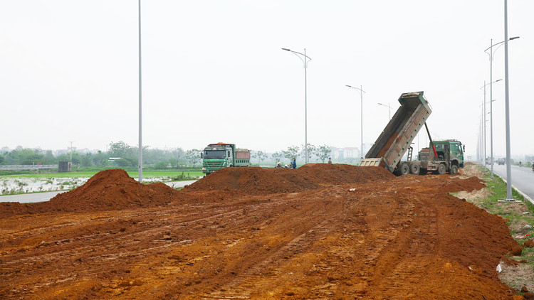 Chính phủ đã và đang chỉ đạo quyết liệt tháo gỡ vướng mắc để thúc đẩy giải ngân đầu tư công. Ảnh: Lê Tiên