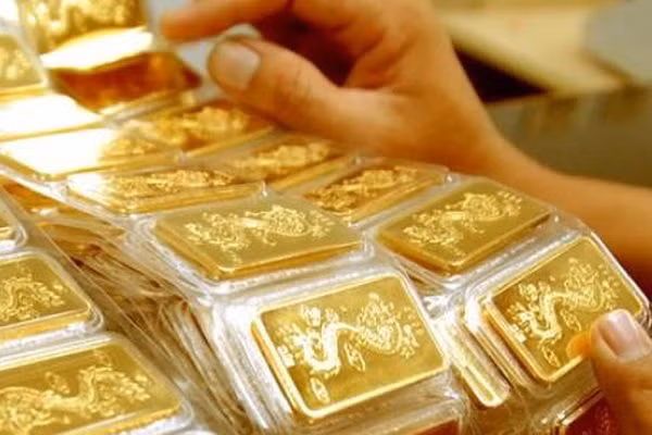 Xu hướng các Ngân hàng Trung ương trên thế giới mua vàng để dự trữ thay cho đô la Mỹ góp phần làm tăng nhu cầu với vàng vật chất. Ảnh minh họa: TTXVN